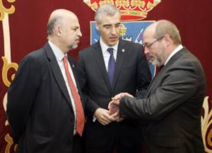 El Conselleiro de industria de la Xunta de galicia, Francisco Conde (c), el director general de asesores de Pemex, Carlos Roa (i), y el representante de Navantia, durante la visita del presidente de la Xunta, Alberto Núñez Feijoo, con los directivos de la empresa mexicana Pemex Navantia.