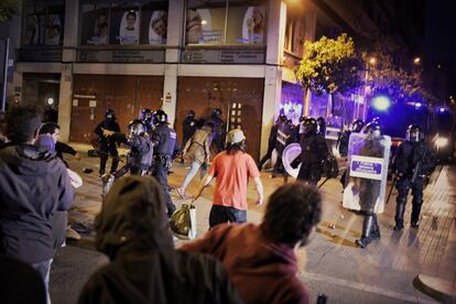 Alguns manifestants planten cara als Mossos.