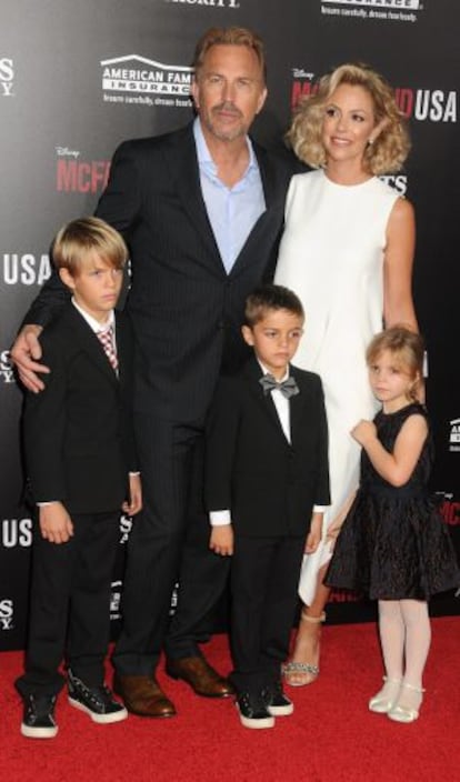 Kevin Costner junto a su actual pareja Christine Baumgartner y sus tres hijos en común.