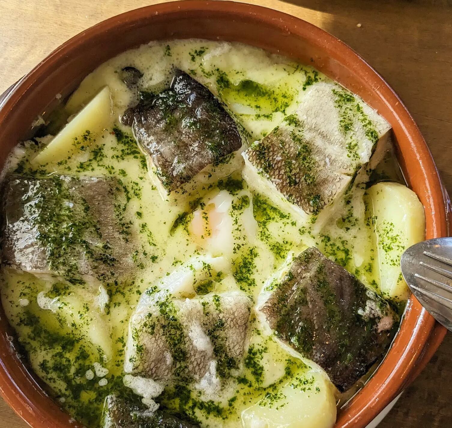 En Astarbe puede encontrar platos como este de bacalao en salsa verde con huevo