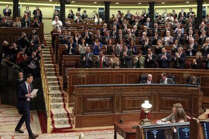 Los diputados socialistas aplauden de pie mientras Pedro S&aacute;nchez vuelve a su esca&ntilde;o tras su discurso.