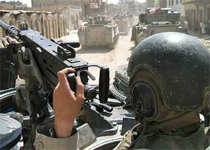 Tanques de Estados Unidos patrullan por el centro de la ciudad iraquí de Kerbala.