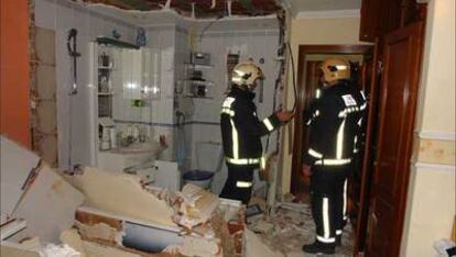 Los bomberos revisan la casa en la que se ha producido la explosión.