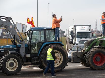 Dos manifestantes con sus móviles ayer en las protestas de Zamora.