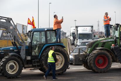 Dos manifestantes con sus móviles ayer en las protestas de Zamora.