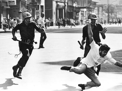 Estudante perseguido por policiais durante a ditadura.