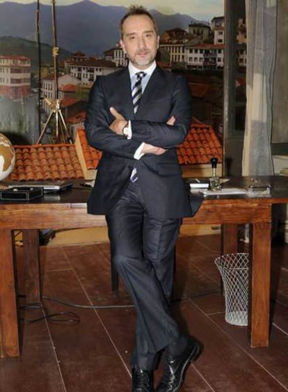 Gonzalo de Castro, frente al decorado de su nueva serie, <i>Doctor Mateo</i>.