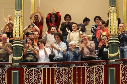 Representantes de colectivos gays, con el concejal socialista del Ayuntamiento de Madrid Pedro Zerolo en el centro, aplauden la aprobación de la ley.