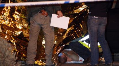 Agentes de policía, junto al cadáver en la glorieta Francisco Cabezas de Madrid.