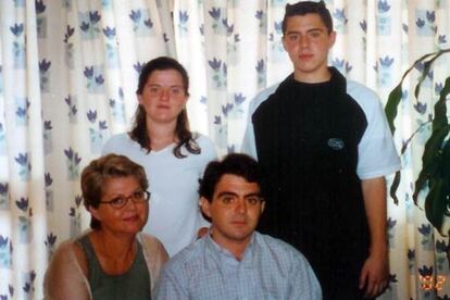 Daniel, abajo a la derecha, en una foto familiar con su madre y sus hermanos.