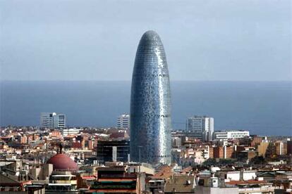 La torre, "radical y arriesgada, a la vez que sencilla e inteligible", en palabras de su creador, despunta junto a la plaza de las Glories de Barcelona con su forma cilíndrica y su planta ovoidal rematada por una cúpula.