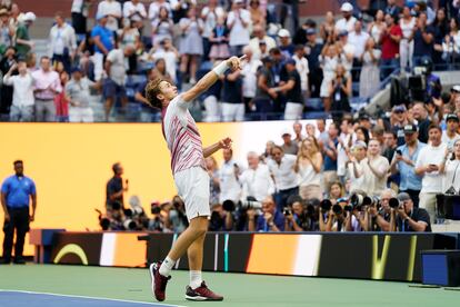 Casper Ruud celebra su victoria ante el ruso Karen Khachanov en las semifinales del U.S. Open.