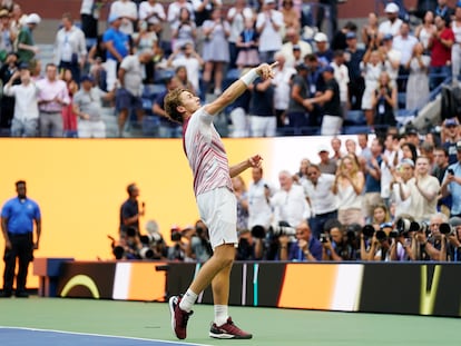 Casper Ruud celebra su victoria ante el ruso Karen Khachanov en las semifinales del U.S. Open.