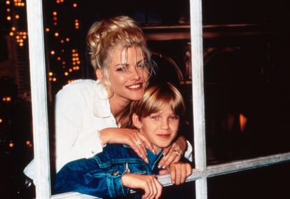 Anna Nicole Smith y su hijo Daniel en 1995. 