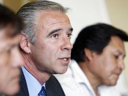 El gerente de la empresa Tablan Consulting, junto a dos trabajadores bolivianos, ayer en Vigo.
