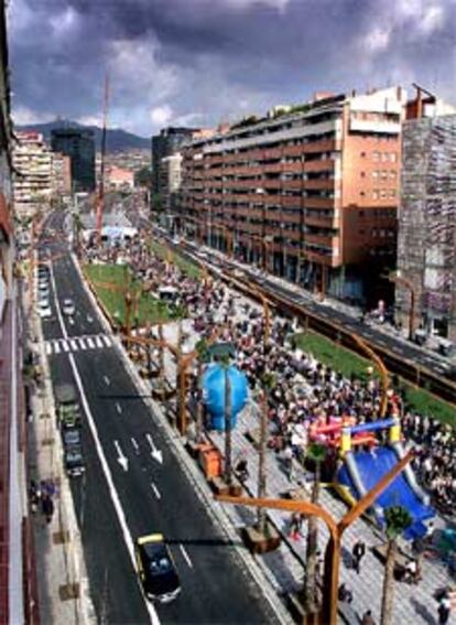 Los vecinos de Sants-Montjuïc y de Les Corts participaron ayer en la fiesta que inauguró la rambla.