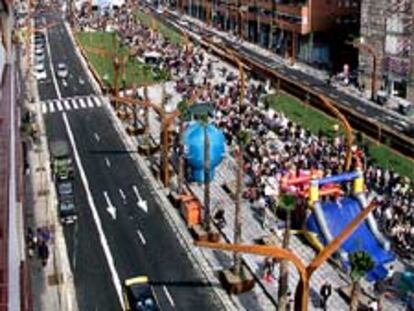 Los vecinos de Sants-Montjuïc y de Les Corts participaron ayer en la fiesta que inauguró la rambla.