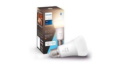 Bombilla inteligente sobre fondo blanco.