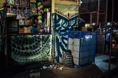 Omar duerme en la estación de San Louis. Se ha escapado de la escuela coránica donde le obligaban a la mendicidad y lleva una semana en la calle.