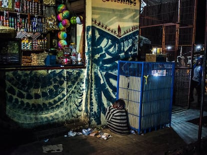 Omar duerme en la estación de San Louis. Se ha escapado de la escuela coránica donde le obligaban a la mendicidad y lleva una semana en la calle.