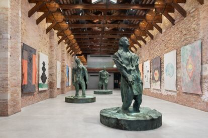 Varias esculturas de la serie 'Mann im Wind' (2018), de Thomas Schütte, en la Punta della Dogana de Venecia.