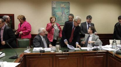 Miembros de los partidos mayoritarios en la comisión del Pacto de Toledo, ayer en el Congreso.