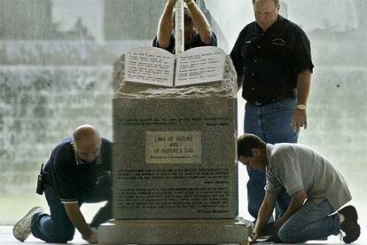 Varios empleados retiran un monumento a los Diez Mandamientos de un juzgado del Alabama, en 2003.