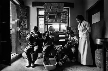 <p>El Dalai Lama y su Gobierno en el exilio han intentado en estos 60 años mantener sus tradiciones y su estilo de vida con la esperanza de volver algún día a Tíbet con una autonomía real bajo el Gobierno chino.</p>
<p>La enfermera tibetana Tenzin Yankyi en el Viejo Centro de Acogida en Katmandú (Nepal) atiende a tres niños recién llegados que sufren congelación después de cruzar el paso de Nanpa La escapando de Tíbet.  	
El niño de la izquierda fue operado de una infección estomacal grave. Los otros dos han perdido parte de sus pies por la congelación.</p>  	
<p>Actualmente, el Centro de Acogida Tibetano para refugiados construido en Dharamsala por las autoridades tibetanas en el exilio ofrece un aspecto desolador. Sus grandes  dormitorios con literas se construyeron para albergar a 500 personas, pero en los últimos años la mayoría de ellos no se utilizan. Se suponía que la instalación sería una parada intermedia para los entre 2.500 y 3.500 tibetanos que cada año cruzaban clandestinamente por las altas montañas desde China hasta Nepal y luego hasta Dharamshala, donde reside el líder espiritual tibetano, el Dalái Lama, desde que huyó a Tíbet en 1959. Había tres centros de acogida en Katmandú, Delhi y Dharamsala, el camino hacia el exilio. </p>
