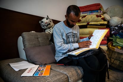 Manzuri repasa sus apuntes de alemán antes de ir a clase. El idioma es la barrera más importante que tienen que superar los refugiados afganos en el camino para poder conseguir su permiso de trabajo. Este proceso, lamenta Manzuri, algunas veces puede tardar hasta tres años. 