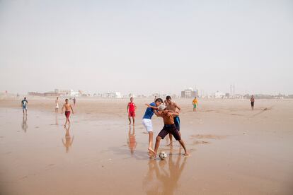 El ambiente de la playa 
de esta ciudad del sur marroquí al caer la tarde. 