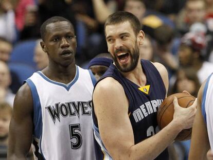 Marc Gasol, davant de Gorgui Dieng