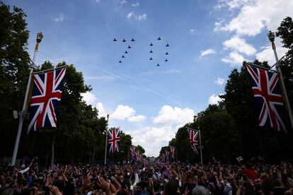 Las personas reunidas en The Mall observan el vuelo de los aviones Eurofighter Typhoon de la Royal Air Force británica que forman el número "70" durante la celebración del Jubileo de Platino de la Reina Isabel de Gran Bretaña, en Londres, Gran Bretaña, el 2 de junio de 2022.