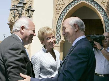 María Teresa Fernández de la Vega, Miguel Ángel Moratinos (izquierda) y el primer ministro Dris Jettu, en Rabat.