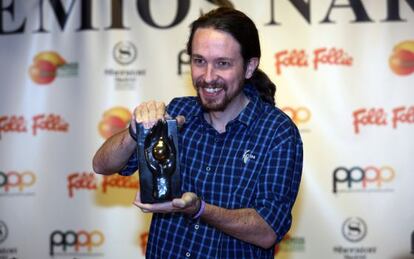 Pablo Iglesias, con su premio Lim&oacute;n. 