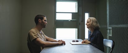 El actor Tahar Rahim (Slahi) y Jodie Foster (Hollander), en 'The Mauritanian'.