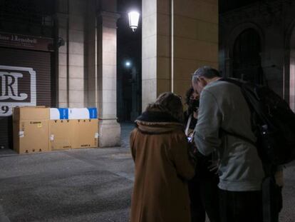 Walker, Zapata i Collantes davant d'una persona que dorm entre uns cartrons.