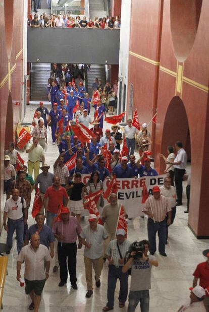 Un grupo de trabajadores protesta ayer en los pasillos de Torretriana.