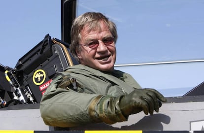 Bjorn Kjos, que fue piloto militar noruego durante la Guerra Fría, tras aterrizar a los mandos de un caza Gripen en Oslo.