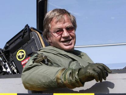 Bjorn Kjos, que fue piloto militar noruego durante la Guerra Fría, tras aterrizar a los mandos de un caza Gripen en Oslo.