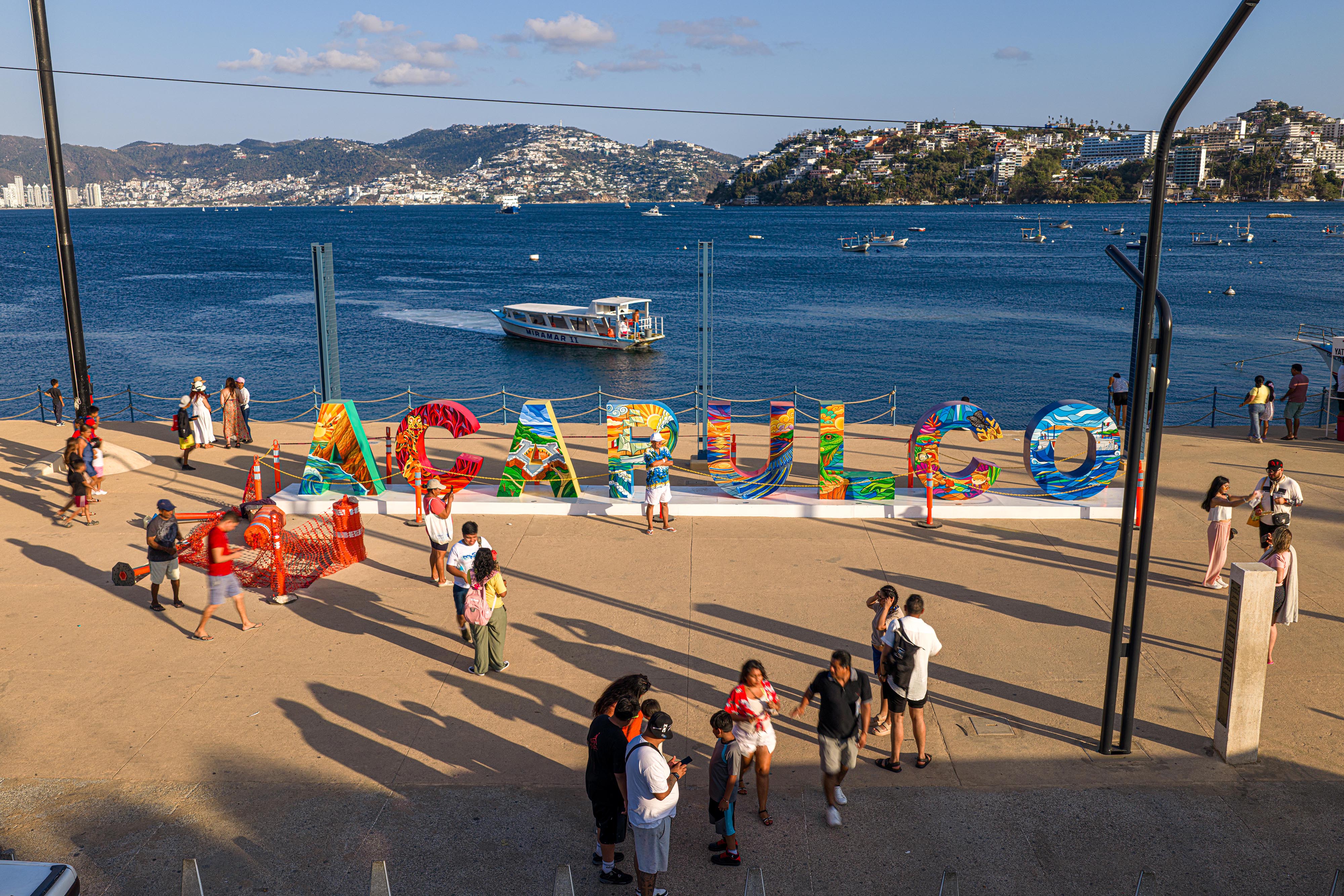 Acapulco se rehabilita para el turismo a pesar de que sus habitantes carecen de los servicios básicos
