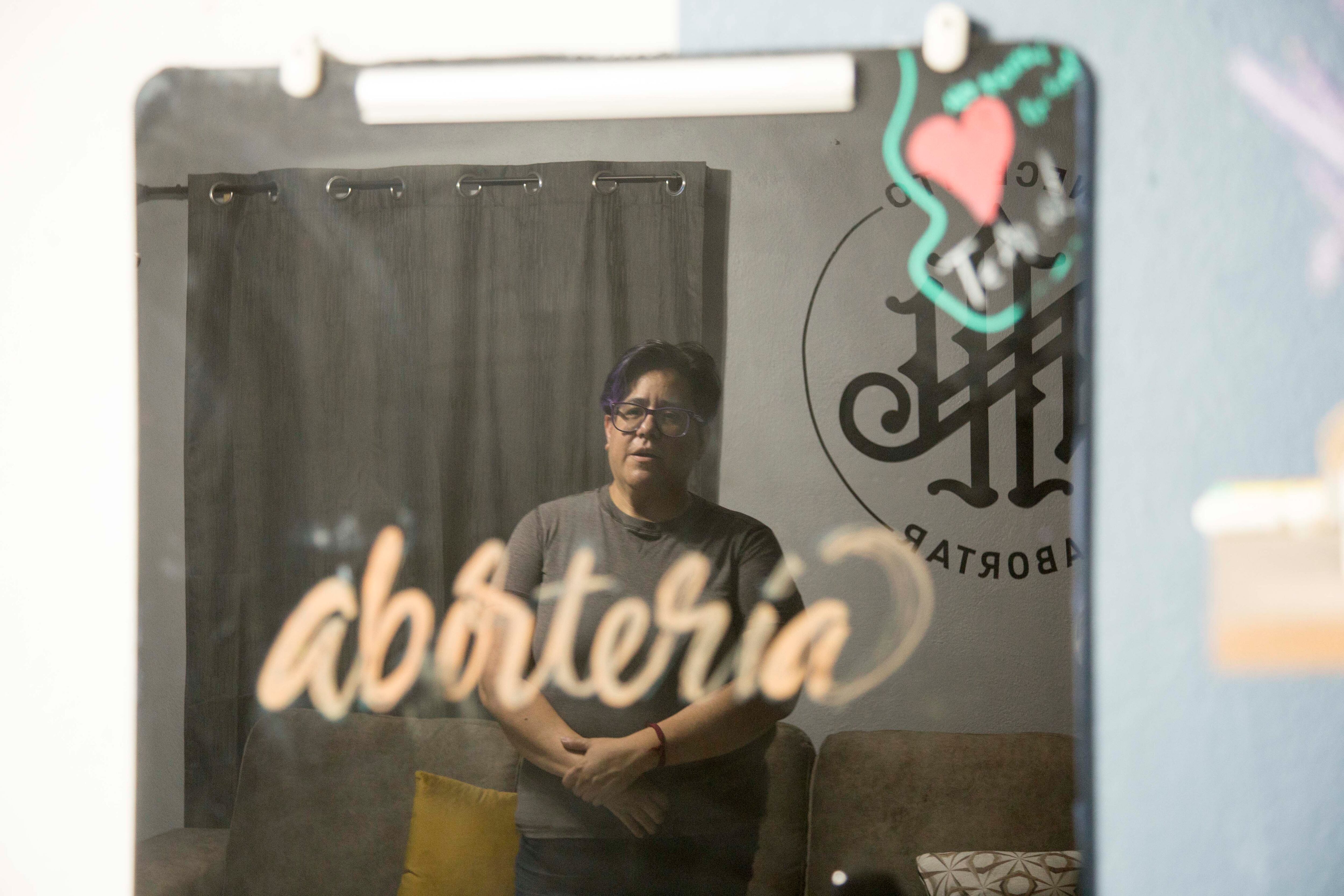  Vanessa Jiménez muestra el interior de La abortería, en la ciudad de Monterrey (México). 