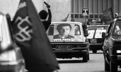 Caravana de coches con carteles de Felipe Gonz&aacute;lez, candidato del PSOE a las elecciones del 15 de junio de 1977. 