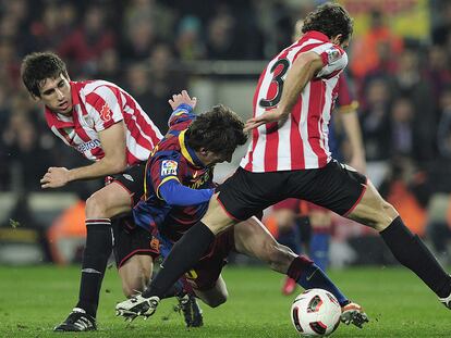 Javi Martínez traba a Messi en el área en presencia de Koikili, en una acción en la que el árbitro no pitó penalti.