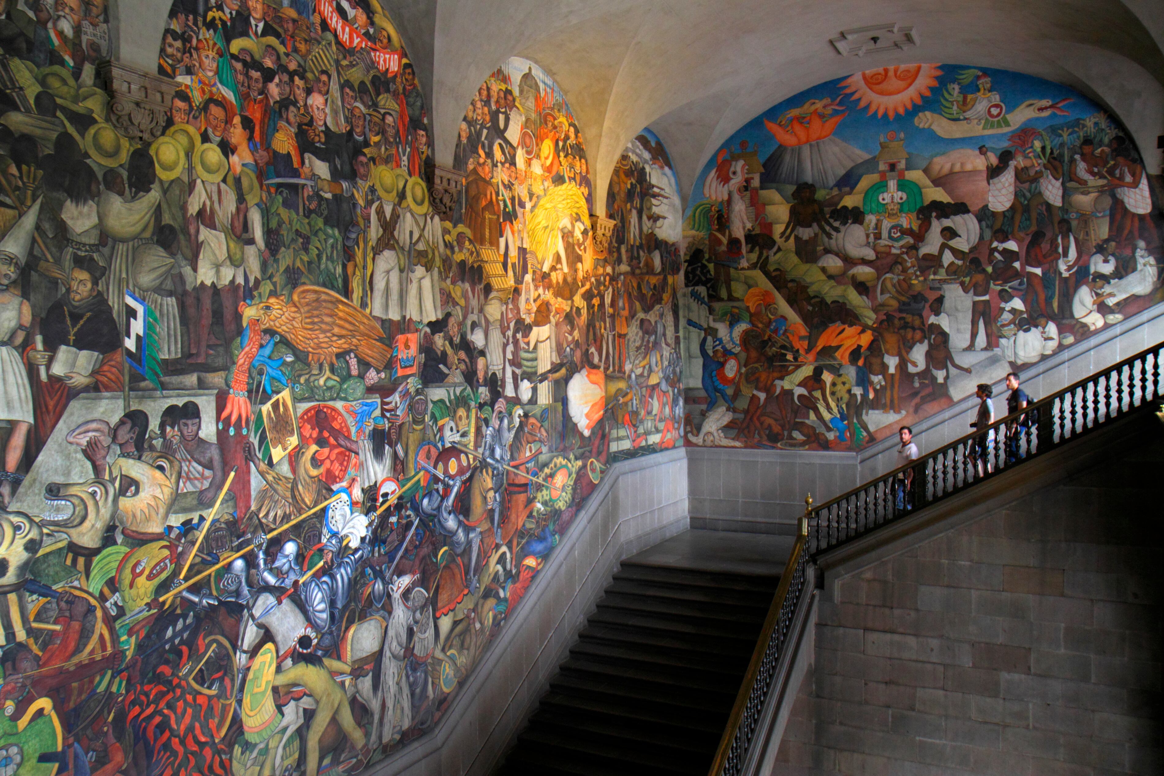 Visitantes observan un mural de Diego Rivera en el Palacio Nacional, en Ciudad de México. 