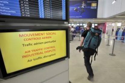 Pasajeros buscan informacin sobre sus vuelos, en el aeropuerto francs de Orly en una jornada de huelga de los controladores. EFE/Archivo