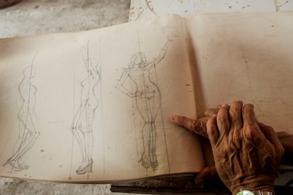 Márquez muestra los bocetos de su escultura más reciente de la actriz colombiana Sofía Vergara.