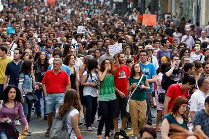 Los indignados del 15-M ayer, a su vuelta a la plaza del Ayuntamiento.