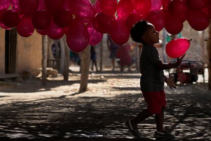 Un niño, integrante de la comunidad kalunga, juega con un globo a las afueras de la ermita, el 14 de agosto de 2022.