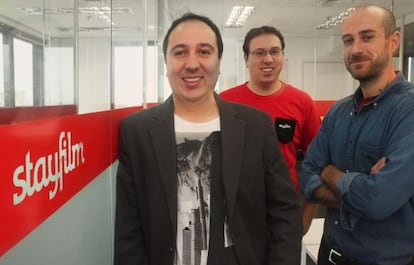 Douglas e Daniel Almeida, fundadores de Stayfilm, e Iv&aacute;n Aranega, diretor de cria&ccedil;&atilde;o e v&iacute;deo.