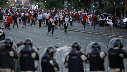 Fanáticos de River Plate se enfrentan con la policía antidisturbios frente al estadio Antonio Vespucio Liberti.